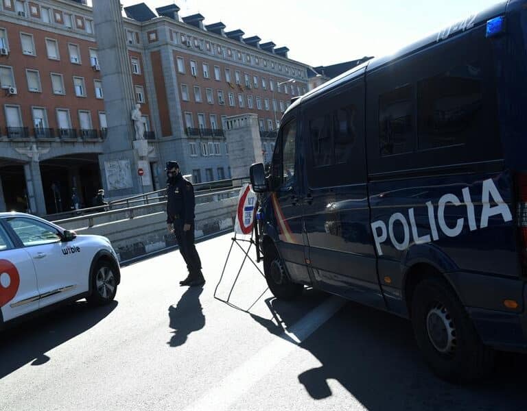 La Policía ya ha retirado los controles de movilidad tras el auto del TSJM contra el cierre de Madrid