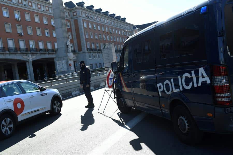 Control de la Policía Nacional en el distrito de Moncloa.