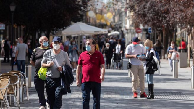Transeúntes en una calle de Alcalá de Henares, una de las diez ciudades afectadas por las restricciones.