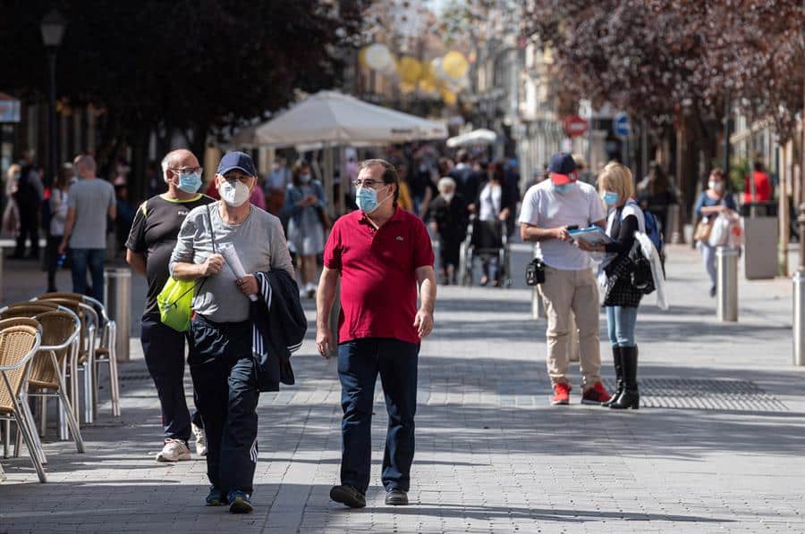 Transeúntes en una calle de Alcalá de Henares (Madrid)