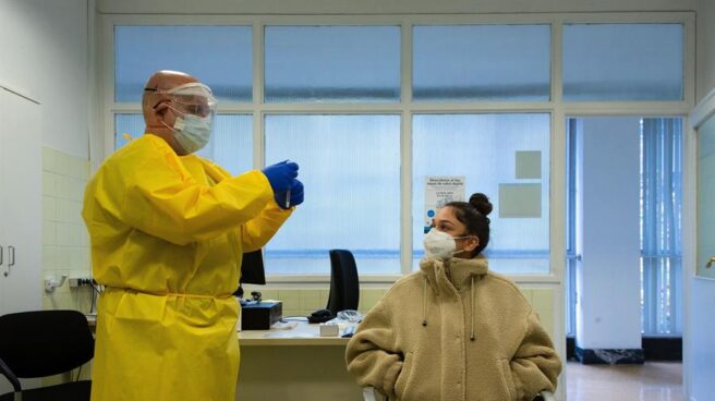 Un sanitario realiza un test en un ambulatorio de Barcelona.