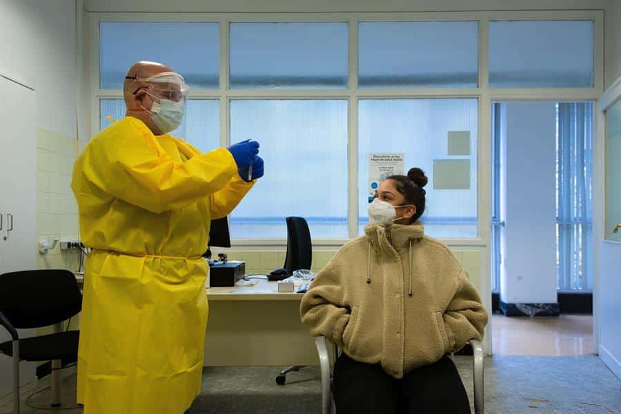 Un sanitario realiza un test en un ambulatorio de Barcelona.