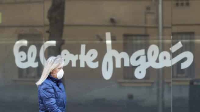 El Corte Inglés. Una mujer pasa por delante de un centro de El Corte Inglés.