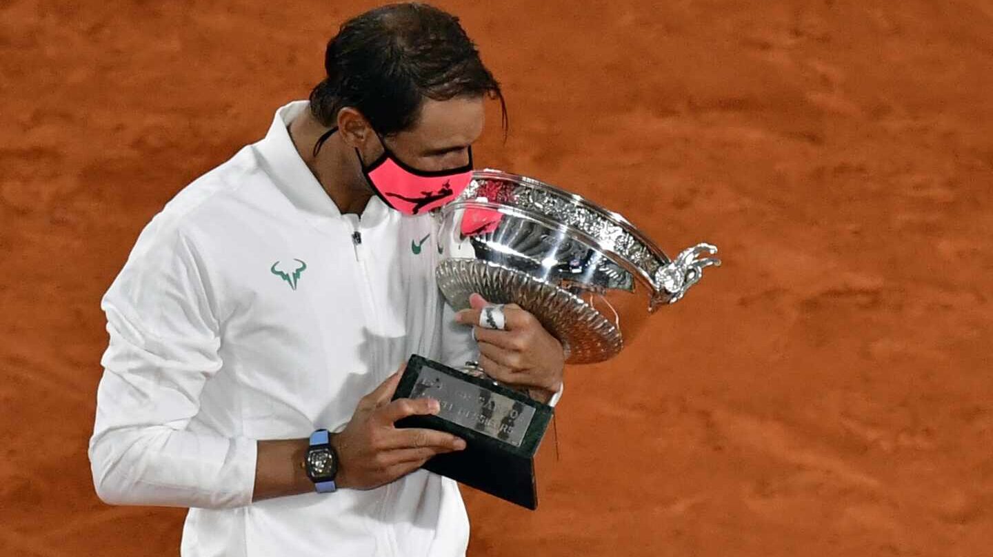 Rafael Nadal levante su 13º título de campeón de Roland Garros.