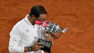 Nadal aplasta a Djokovic en Roland Garros e iguala los 20 grandes de Federer
