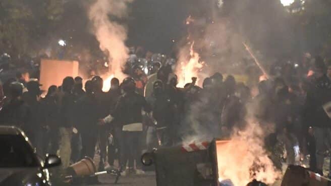 Choques entre manifestantes y Policía durante la manifestación de Nápoles contra el toque de queda.