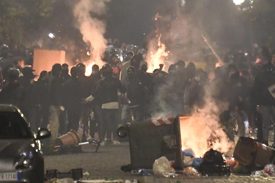 Choques entre manifestantes y Policía durante la manifestación de Nápoles contra el toque de queda.