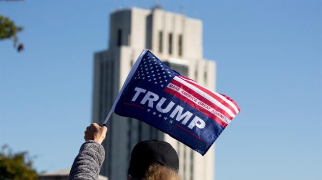 Un seguidor de Donald Trump, cerca del hospital en el que ha sido tratado.