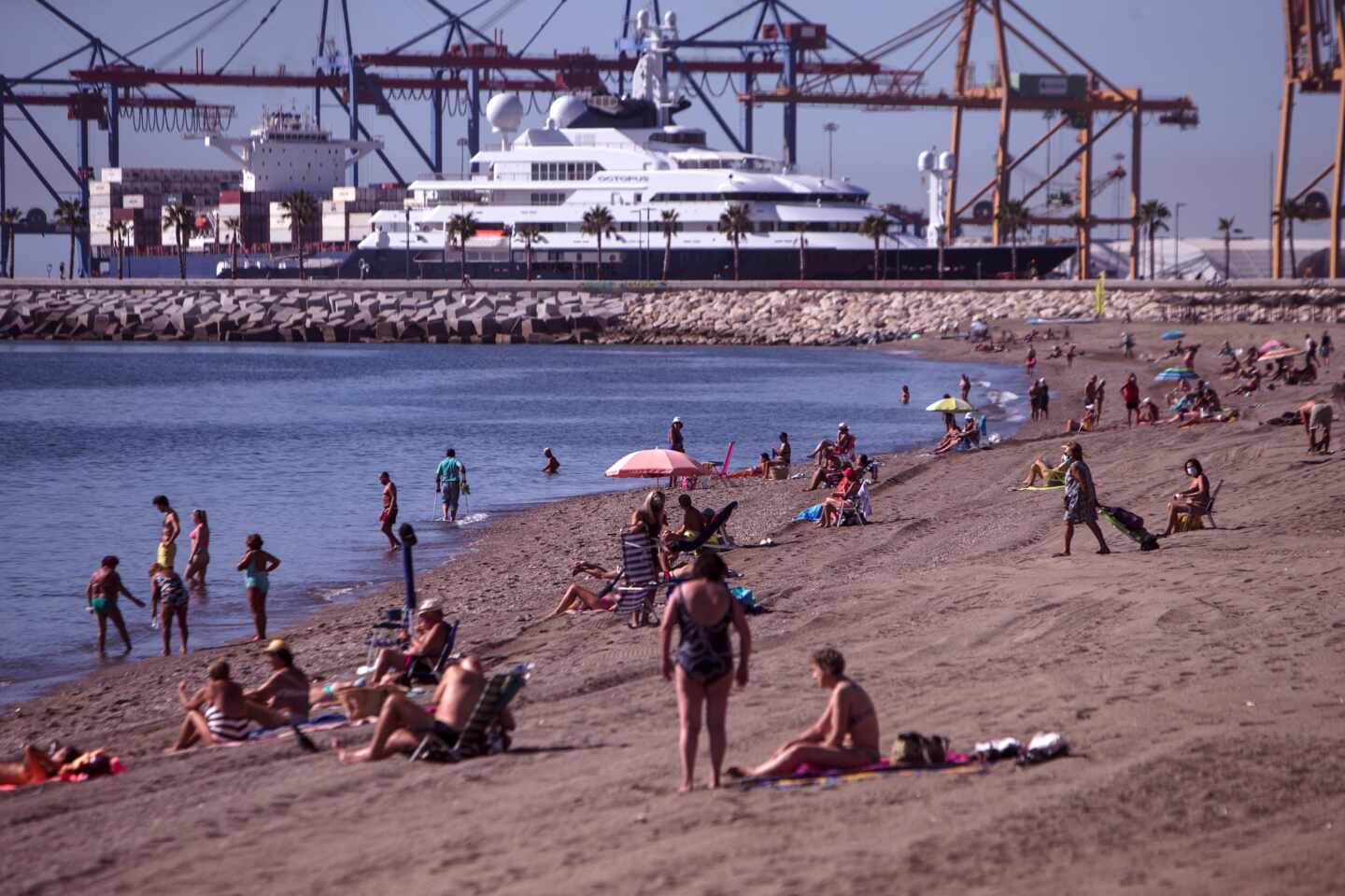 Numerosas personas disfrutan del buen tiempo en la playa de la Malagueta en Málaga.