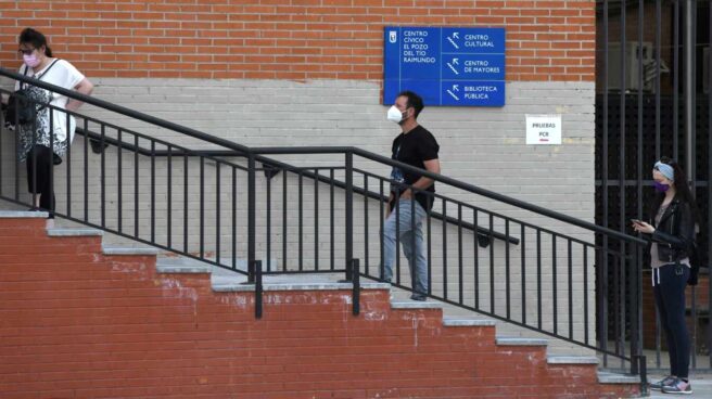 Varias personas esperan en el Centro Cultural del Tio Raimundo para realizarse los tests de antígenos
