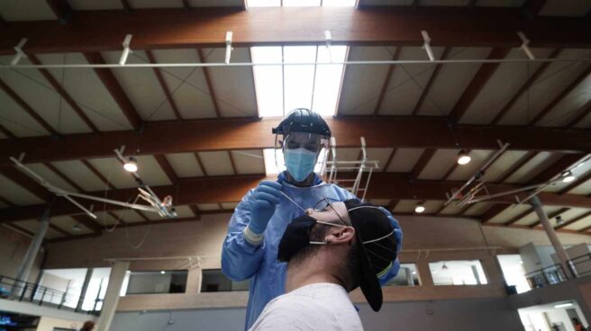 Una sanitaria de la Junta de Andalucía realiza un test rápido de antígenos en Almodóvar del Río (Córdoba).