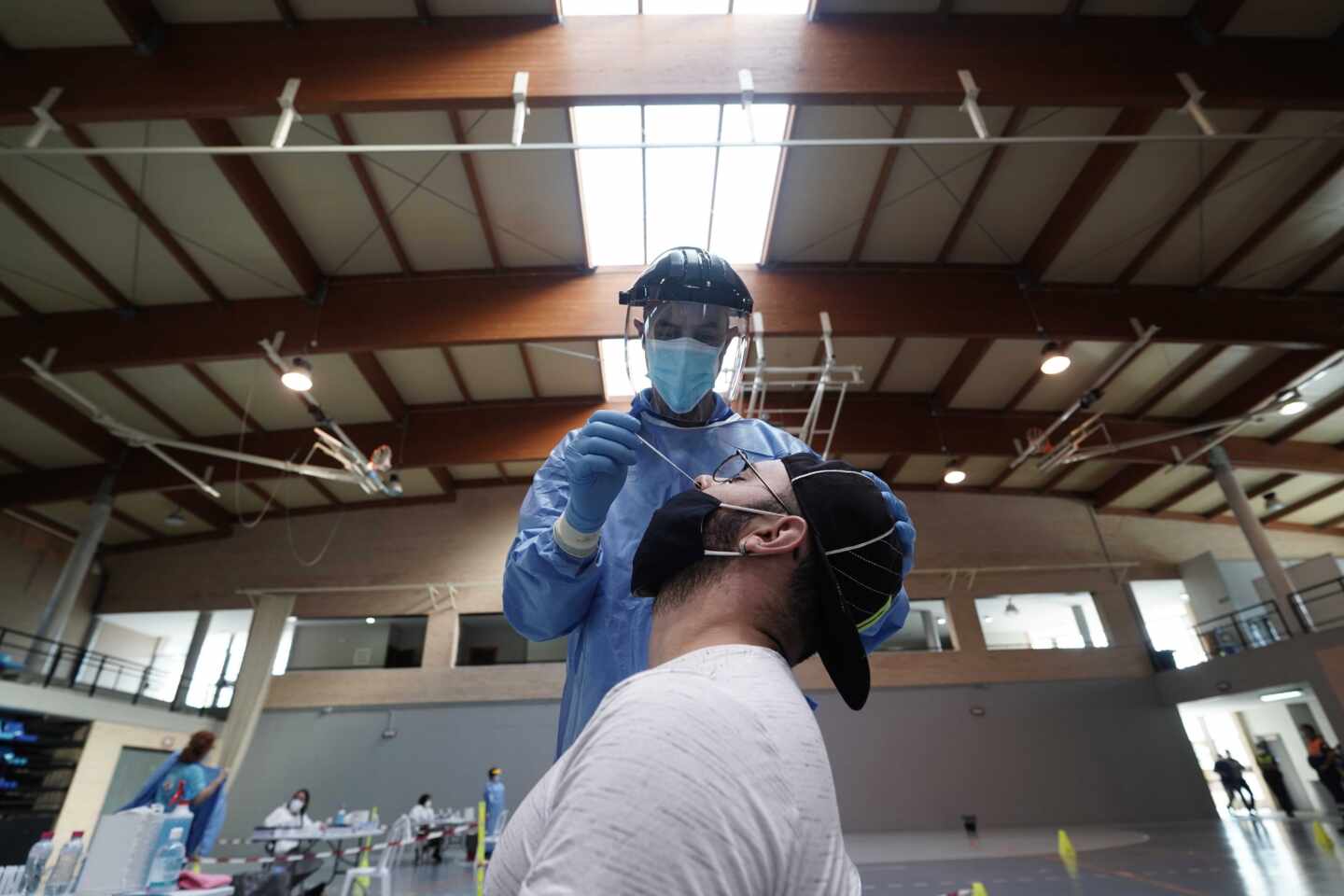 Una sanitaria de la Junta de Andalucía realiza un test rápido de antígenos en Almodóvar del Río (Córdoba).