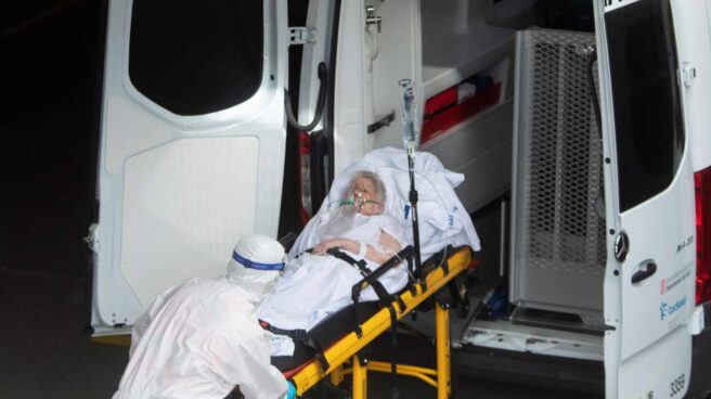 Un técnico de emergencias traslada a una mujer al Hospital del Mar de Barcelona. Un técnico de emergencias traslada a una mujer al Hospital del Mar de Barcelona.