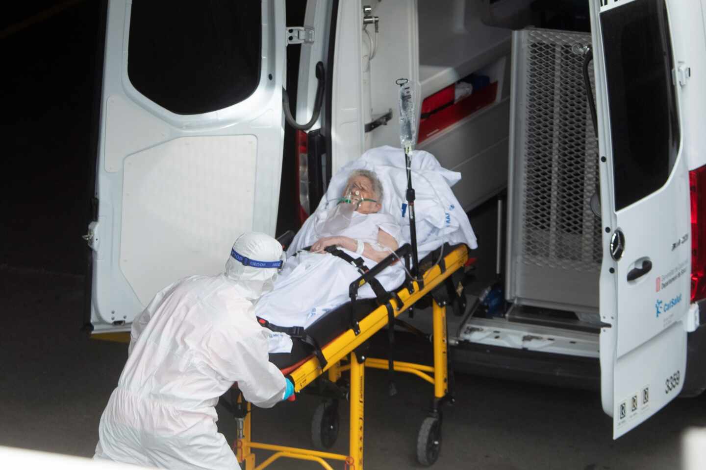 Un técnico de emergencias traslada a una mujer al Hospital del Mar de Barcelona.