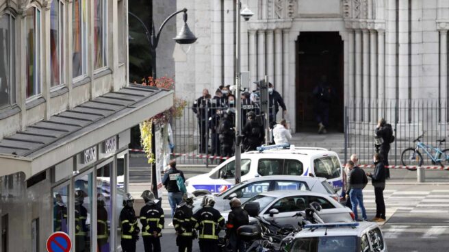 Fuerzas policiales junto a la iglesia de Niza (Francia).