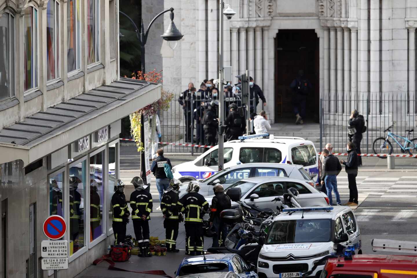 Fuerzas policiales junto a la iglesia de Niza (Francia).