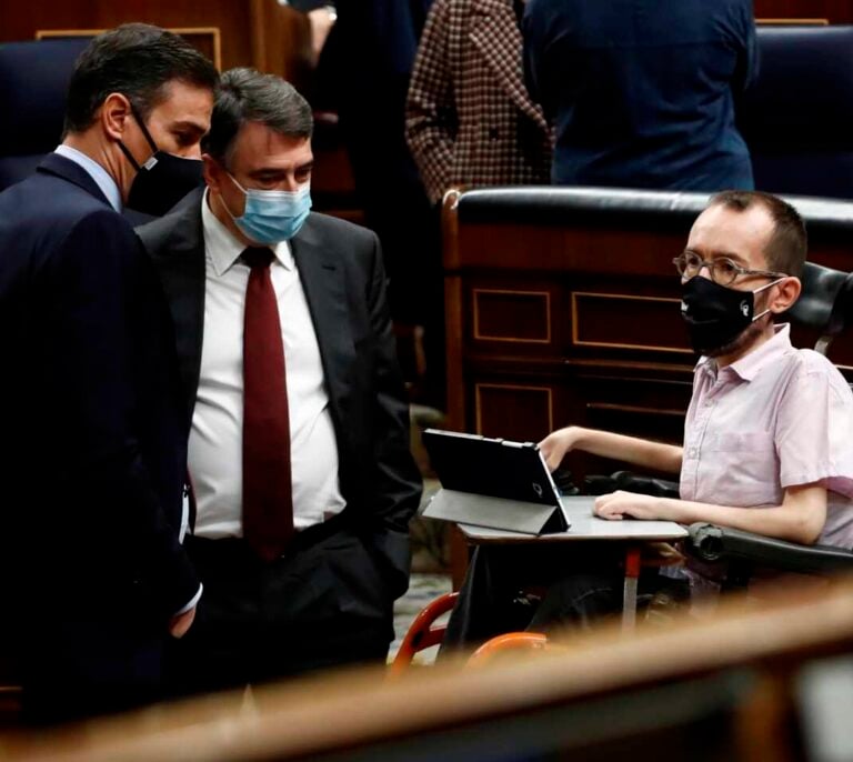 El PNV pacta con Sánchez la eliminación del impuesto al diésel que disputaba a Ciudadanos