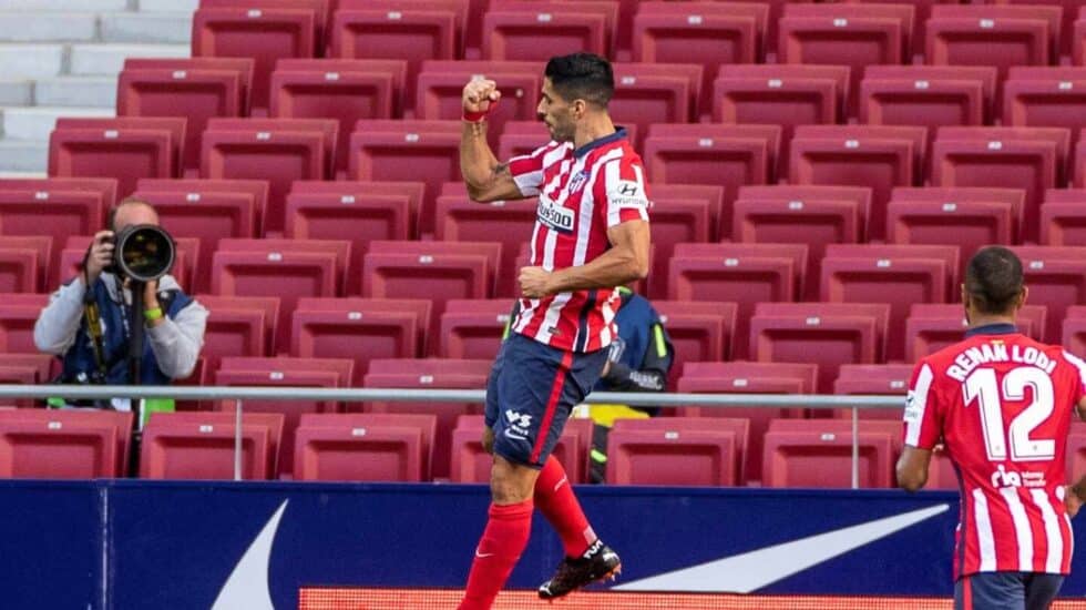 Luis Suárez celebra un gol en su debut con el Atlético de Madrid