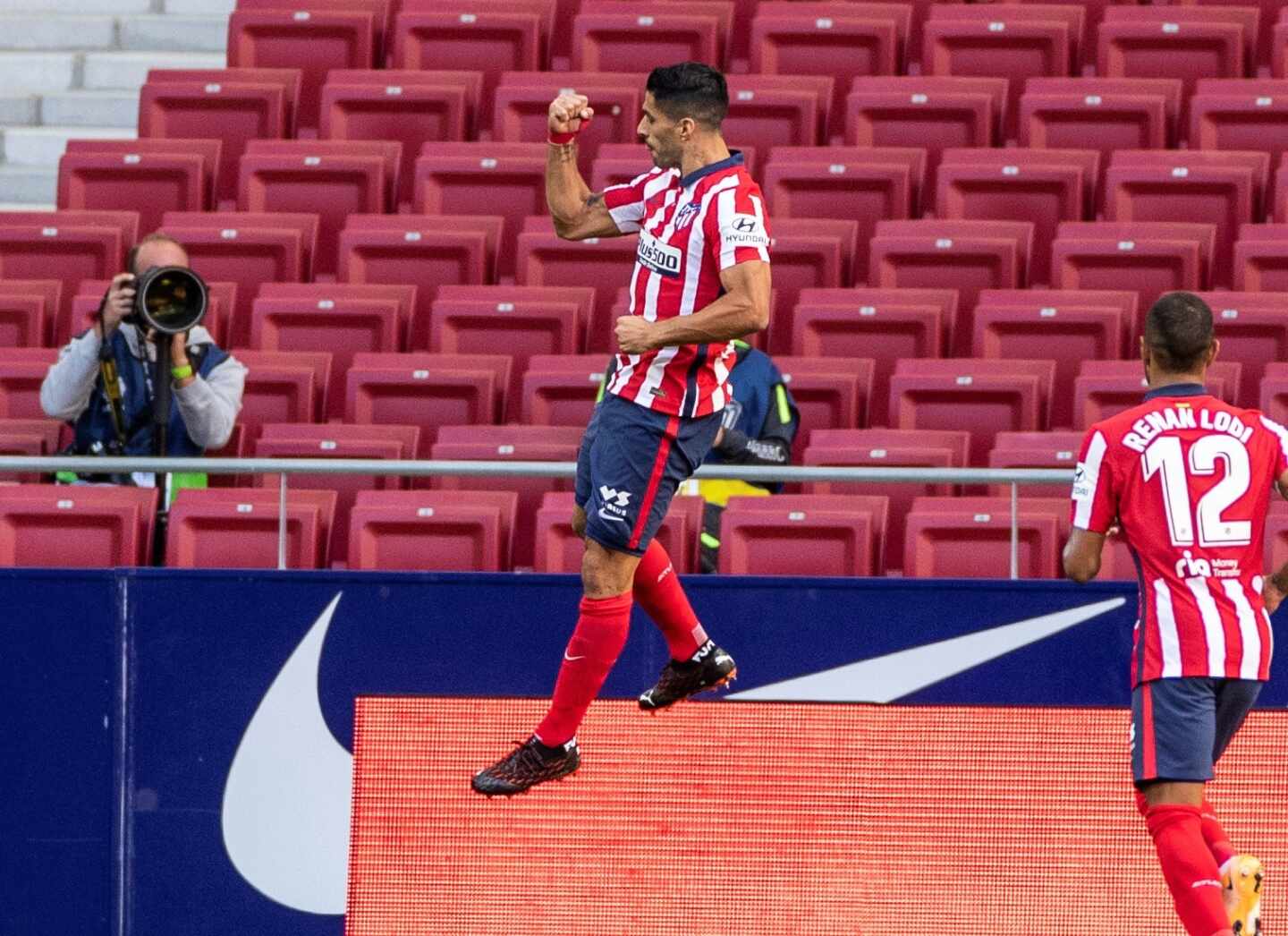 Luis Suárez celebra un gol en su debut con el Atlético de Madrid