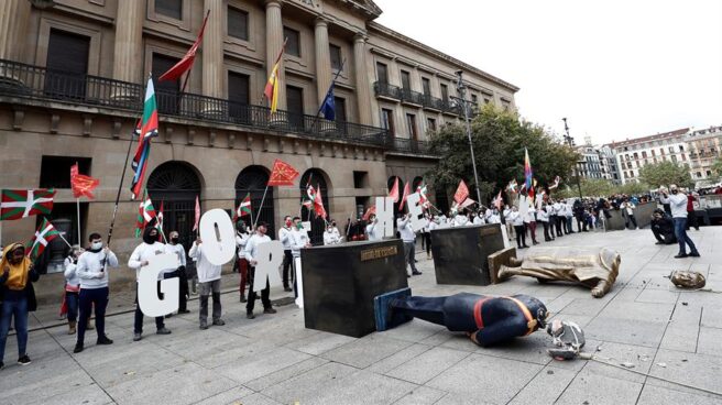 Figuras decapitadas de Felipe VI y Cristóbal Colón en Pamplona.