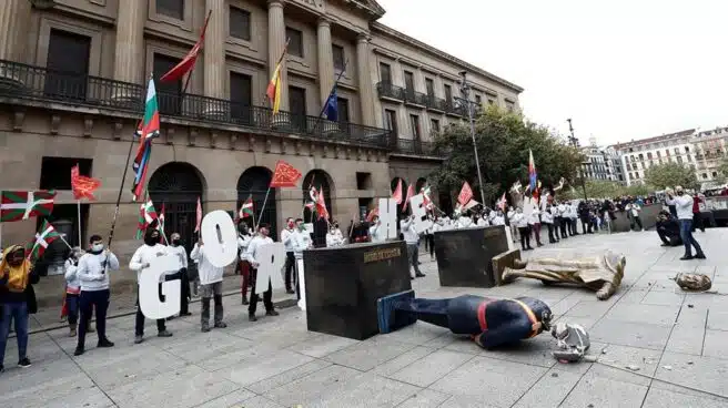 La izquierda abertzale decapita figuras de Felipe VI y Colón en Pamplona
