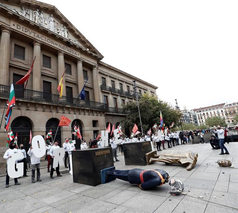 La izquierda abertzale decapita figuras de Felipe VI y Colón en Pamplona