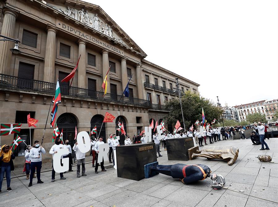 Figuras decapitadas de Felipe VI y Cristóbal Colón en Pamplona.