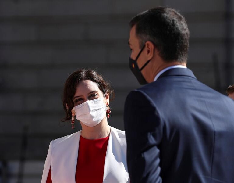 Los corrillos del 12-O: Sánchez con Ayuso e Iglesias con los jueces