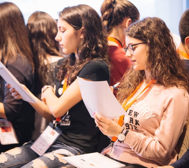 La Fundación Amancio Ortega lanza otras 600 becas para estudiantes con profesores de Cambridge y MIT