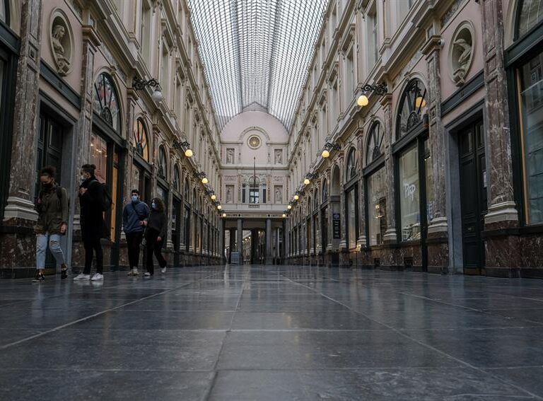 Bélgica cierra los colegios dos semanas y vuelve al confinamiento hasta diciembre