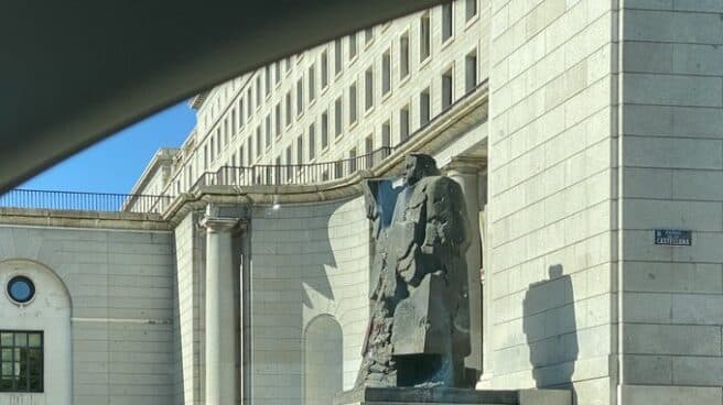 Estatua de Indalecio Prieto en Nuevos Ministerios (Madrid).