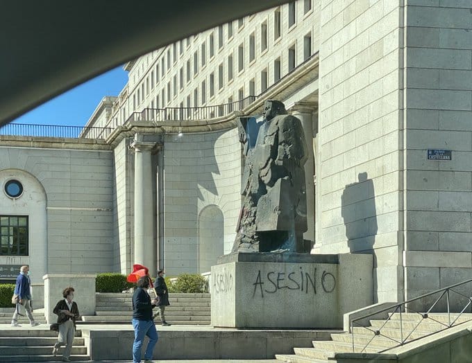 Estatua de Indalecio Prieto en Nuevos Ministerios (Madrid).
