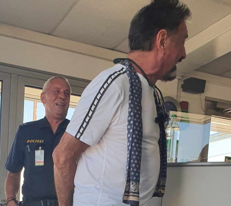 Rusia sugiere que McAfee pudo no haberse suicidado e insta a investigar el "misterio"