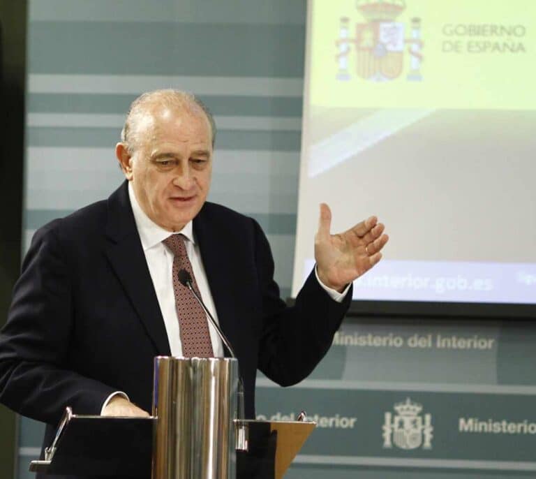 El PSOE pide 47 años de cárcel para Fernández Díaz por Kitchen y que testifiquen Rajoy y Cospedal
