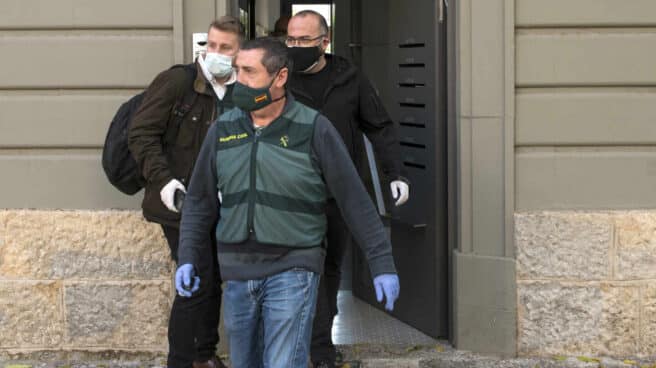 'Pelomocho', 'Mandela', 'Poeta' o 'Canalla': los motes El empresario Josep Campmajó (con gafas), alias 'Canalla', tras ser detenido este miércoles en Girona.