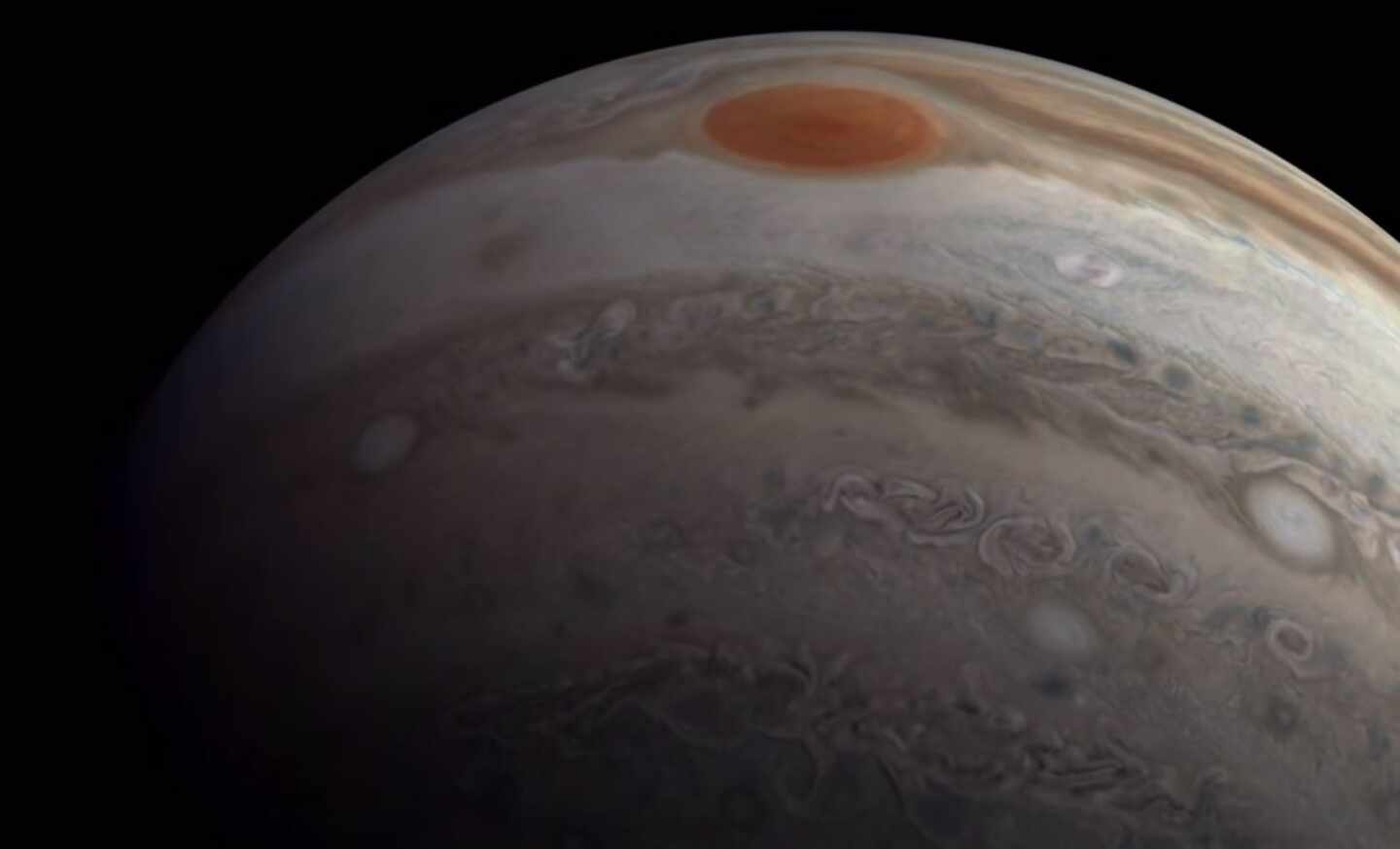 El vuelo de Juno sobre Júpiter