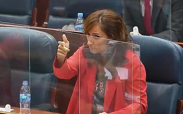 La diputada de Más Madrid, Mónica García, hace un gesto de disparo en la Asamblea de Madrid.