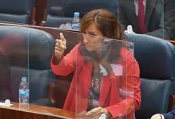 La diputada de Más Madrid, Mónica García, hace un gesto de disparo en la Asamblea de Madrid.