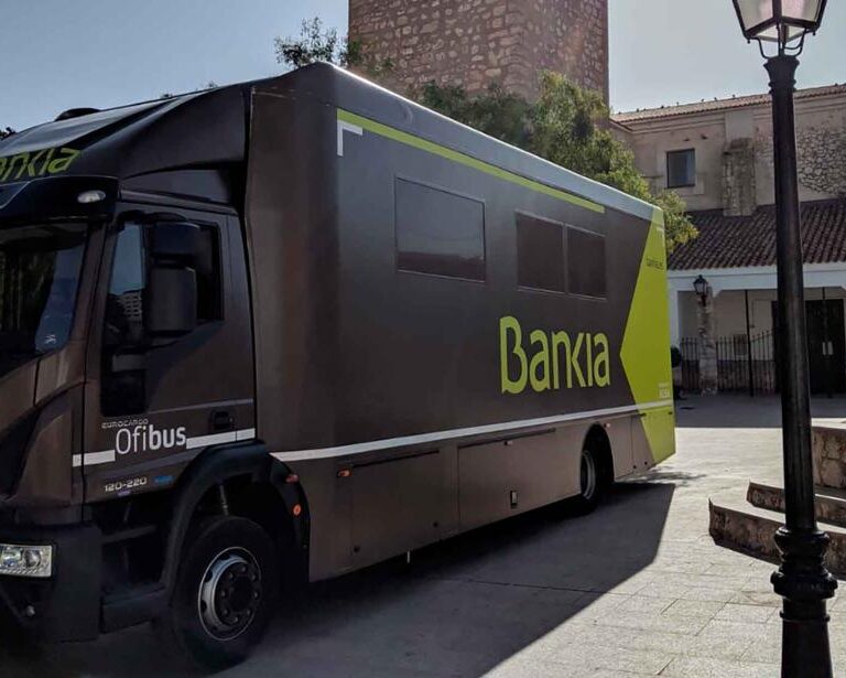 Buses, estancos y carteros, las nuevas vías para paliar el “desierto de efectivo” en la España rural