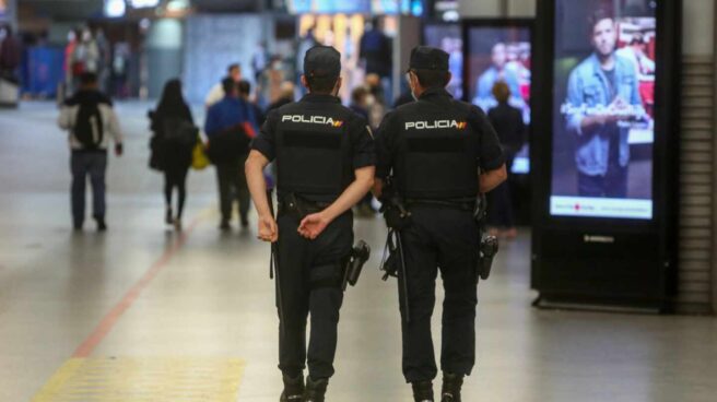 Agentes de la Policía Nacional, en la estación madrileña de Atocha.