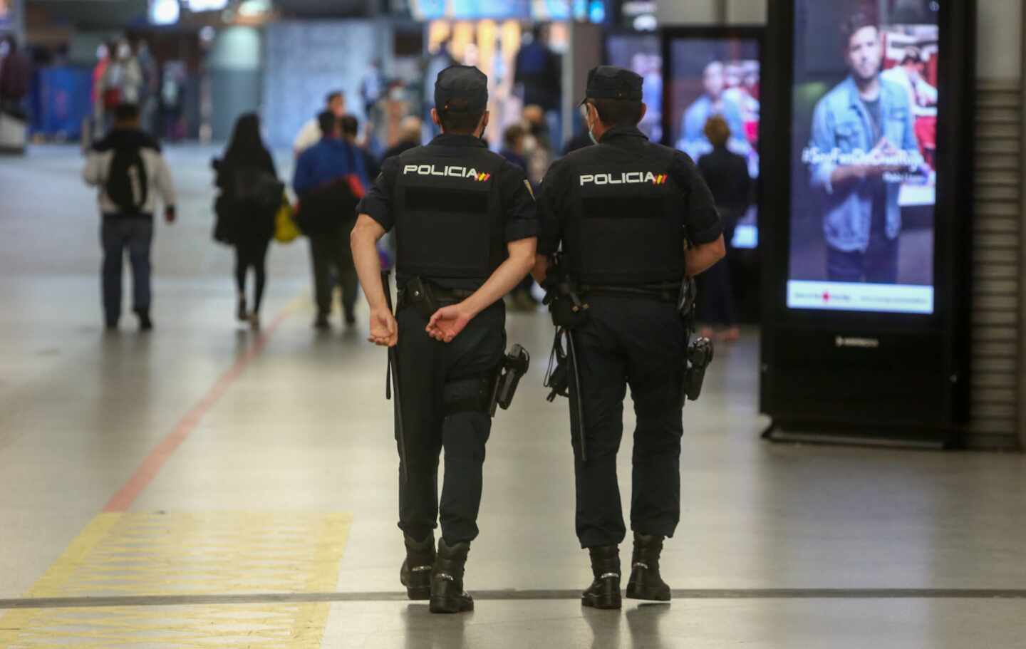 Agentes de la Policía Nacional, en la estación madrileña de Atocha.