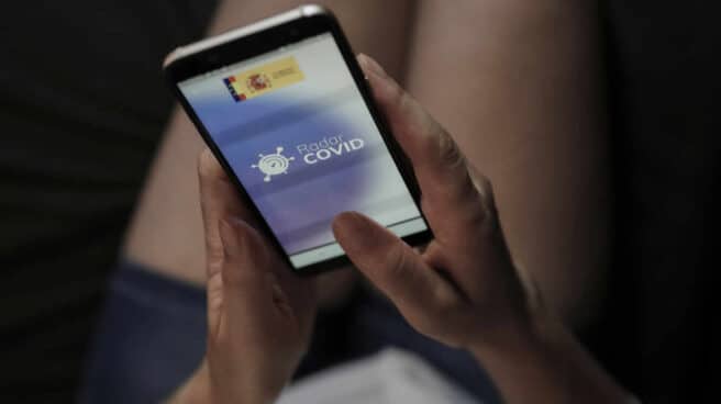 La actriz Nicoleta Hacman hace uso desde su teléfono móvil de la aplicación móvil que desarrolla el Gobierno de rastreo 'Radar Covid'.