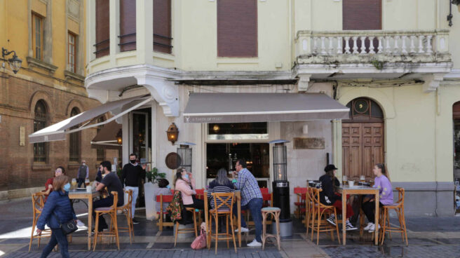 Clientes en una terraza.