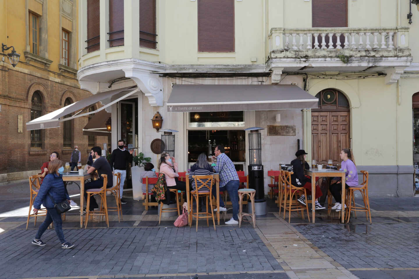 Clientes en una terraza.