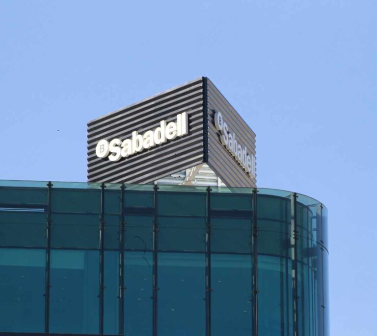 Sabadell sacrifica su beneficio tras provisionar 2.275 millones por el Covid y el ajuste de plantilla