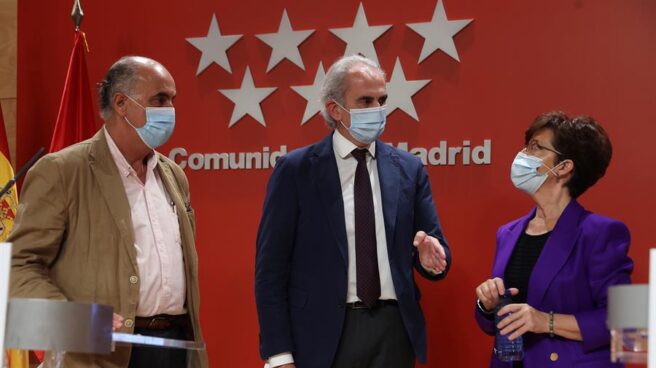Los responsables de la Consejería de Sanidad de la Comunidad de Madrid, en una rueda de prensa.