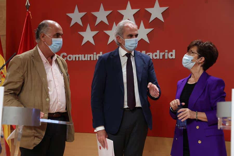 Los responsables de la Consejería de Sanidad de la Comunidad de Madrid, en una rueda de prensa.