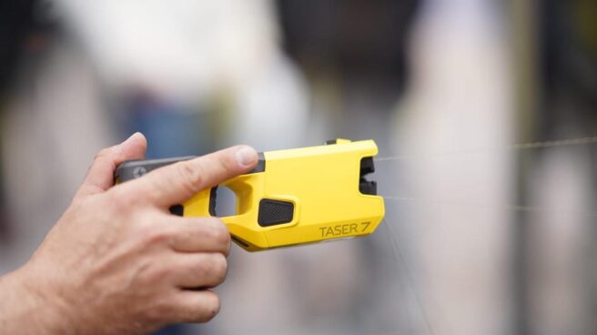 Pistolas Taser: efectos de su uso en el organismo Dispositivo electrónico de control como el que acaba de incorporar la Policía Nacional.