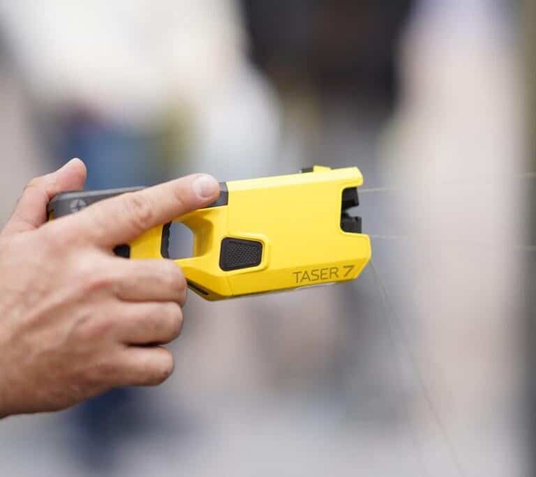 Sólo el 15% de los policías nacionales que usen la pistola eléctrica llevará cámara de grabación