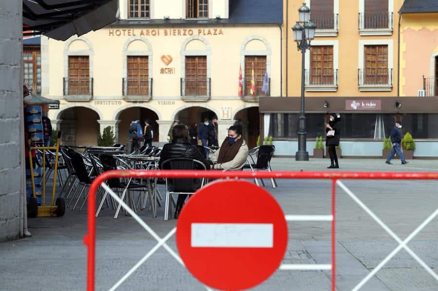 Varias personas, en una terraza en Ponferrada.